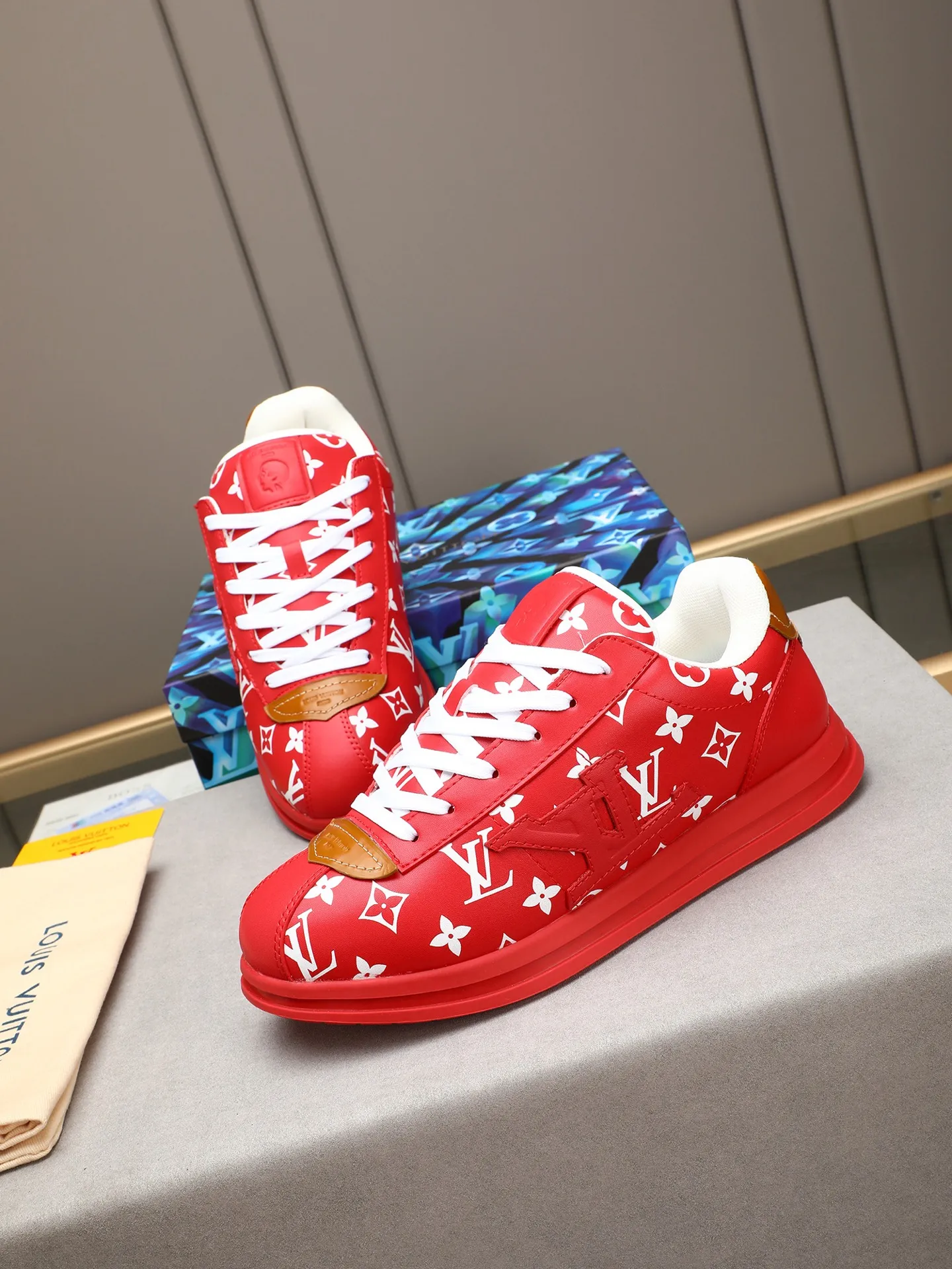 Men's Men's Shoes 💰500 LV Louis Vuitton L Jialu Brand Runner Tatic Series Thick-soled Casual Sports Shoes Running Shoes Original purchase, development, production This LV Runner Tatic sports shoe combines technical materials such as mesh fabric and ribbons to interpret the inspiration of traditional mountaineering shoes. LV letters are written on one side, the lariat buckle of the quick lacing system is embellished with Monogram flowers and Louis Vuitton logos, and the light and wear-resistant rubber outsole completes the whole. ▪️Fabric: Original imported cowhide + mesh ▪️Inner lining: Original customized breathable mesh ▪️Sole: Original open-molded anti-slip rubber combination material ▪️Size: Men's 40-44 (45 46 customized)